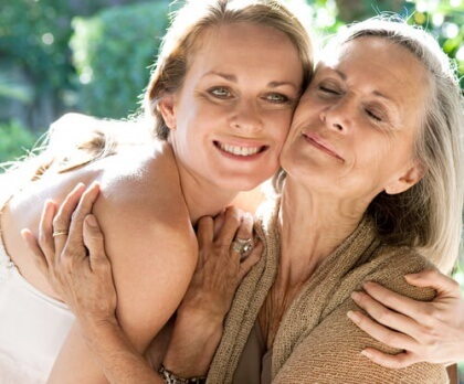 Äiti ja tytär halaavat