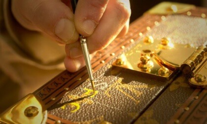 Nimikirjoitus matkalaukkuun