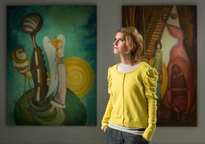 Nainen katselee taideteoksia