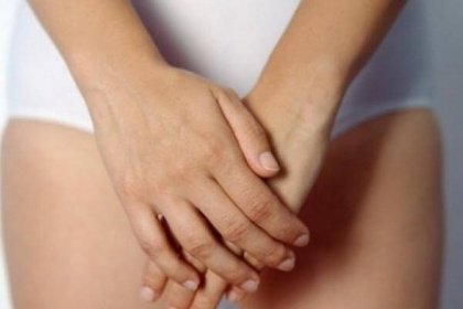 Nainen peittää intiimialueensa