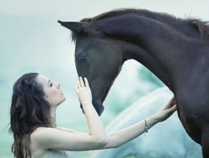 Nainen ja hevonen