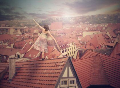 Tyttö kävelee katolla