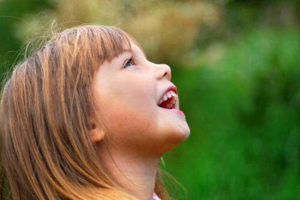 Lapsi nauraa