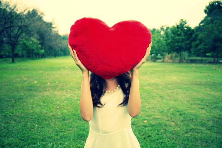 Tyttö pitelee sydäntä