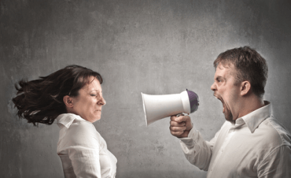 Mies huutaa naiselle