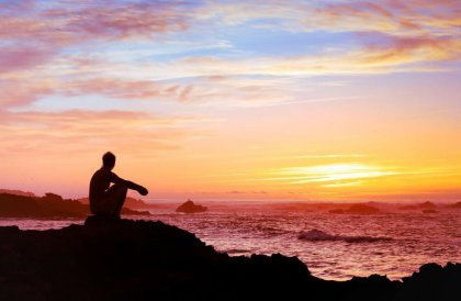 Yksin auringonlaskussa