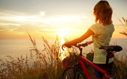 Tyttö katselee auringonlaskua