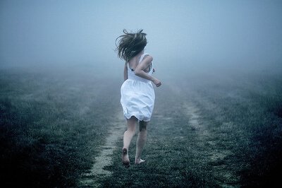 Nainen juoksee sumussa