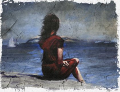 Nainen istuu yksin rannalla