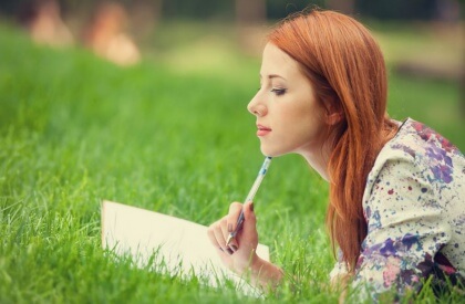 Tyttö opiskelee ja saavuttaa tavoitteet