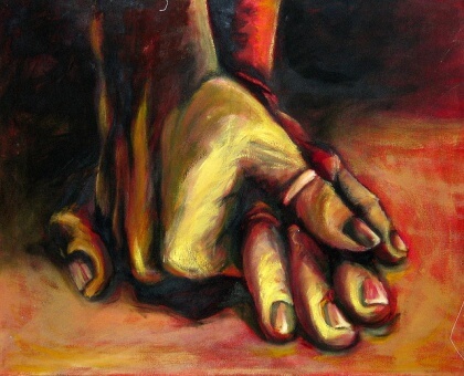 Kädet yhteen kietoutuneina