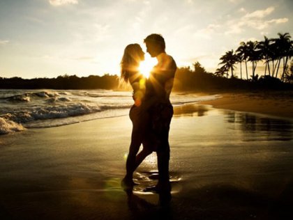 Pari kuhertelee rannalla