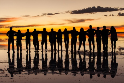 Rivi ihmisiä rannalla