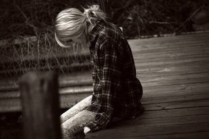 Tyttö ei rakasta itseään