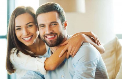 Hymyilevä pariskunta