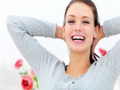 Viehättävä, iloinen nainen