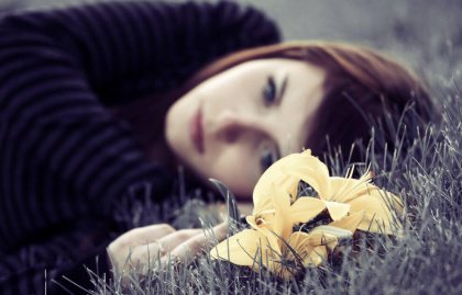 Nainen käy läpi eroprosessia