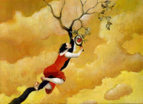 Nainen kiipeää puuhun vastarinnasta huolimatta