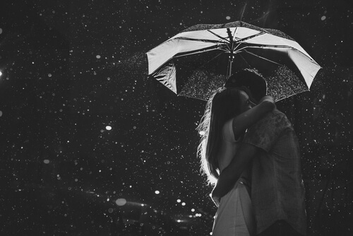 Pari halaa sateenvarjon alla