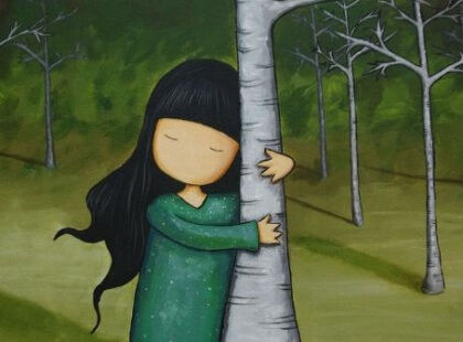 Tyttö halaa puuta