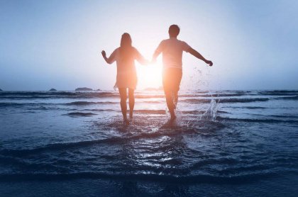 Pidä yllä parisuhteen kipinä kävelemällä yhdessä rannalla