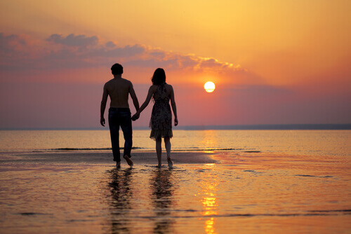 Rakkauden näyttäminen pari rannalla