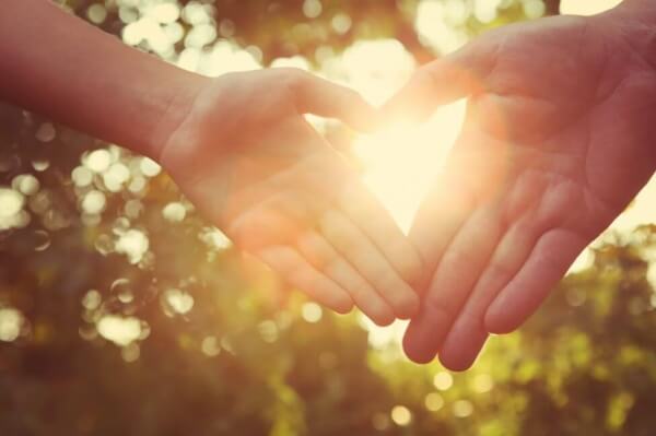 Kiitollisuus ja kädet sydämenä