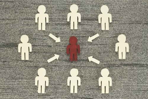 Ihminen muiden keskellä