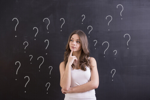 Tyttö miettii omia päätöksiään