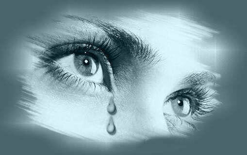 Surullinen nainen itkee