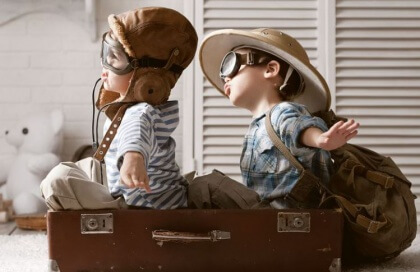 Lapset leikkivät lentokonetta