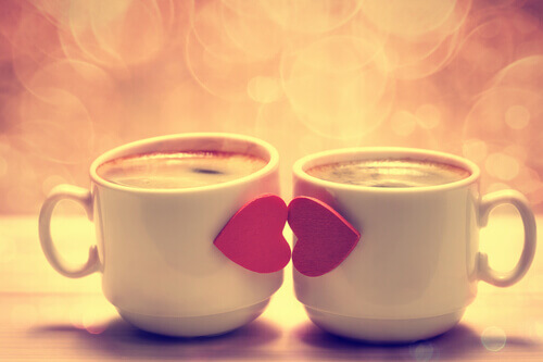 Kahvikupit suutelevat