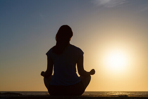 Nainen meditoi mindfulness