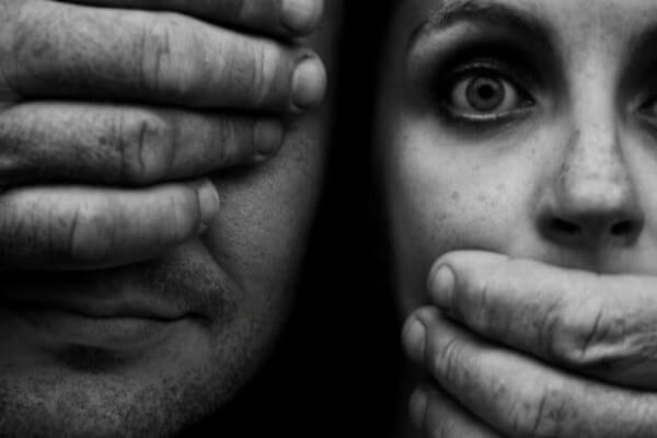 Mies hiljentää naisen