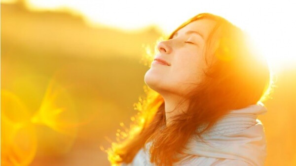 Kiitollinen nainen auringossa