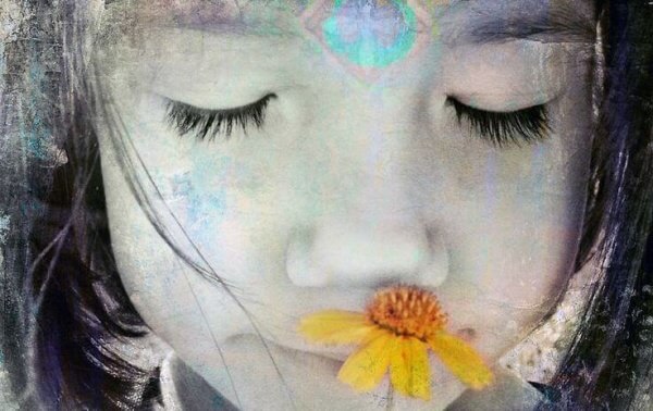 Tyttö arvostaa kukkaa