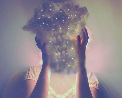 Pilvi kasvojen edessä