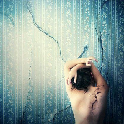 Tytön rikkoutunut selkä