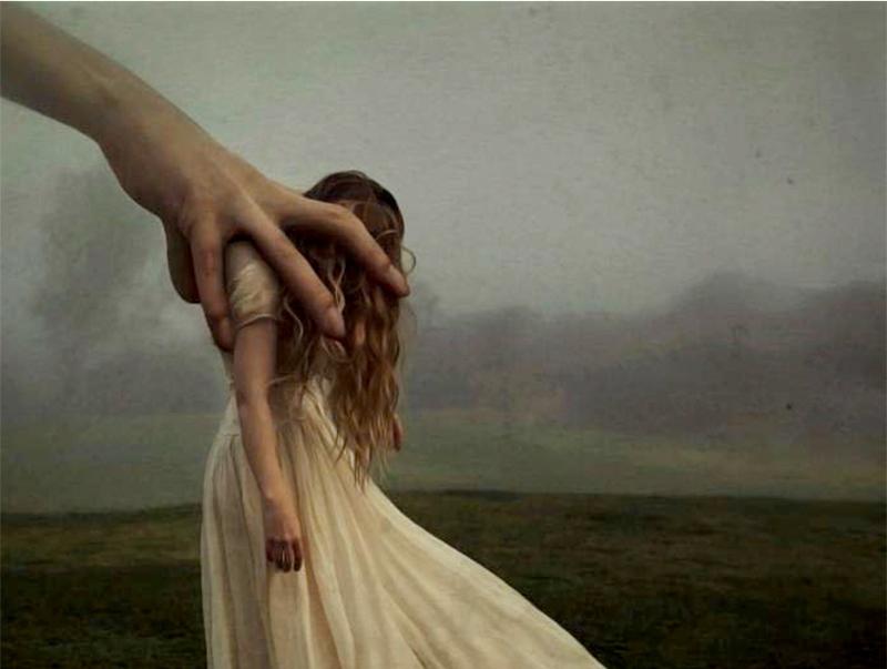 Ahdistunut nainen jäi kynsiin