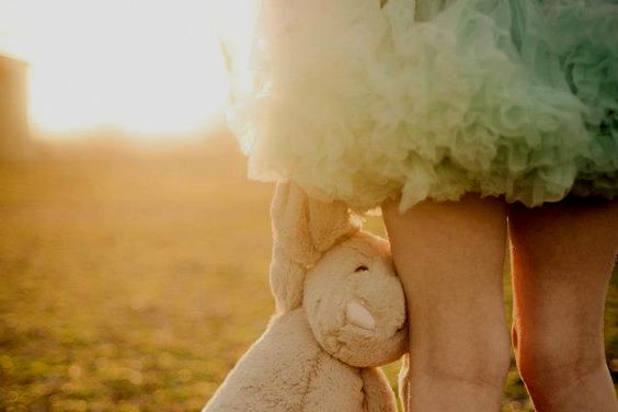 tyttö ja leikkipupu