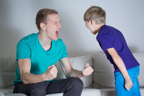 Isä ja poika huutavat