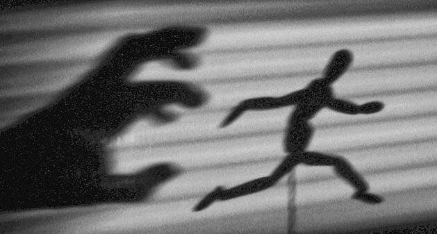 Ahdistuksen hirviö ajaa takaa