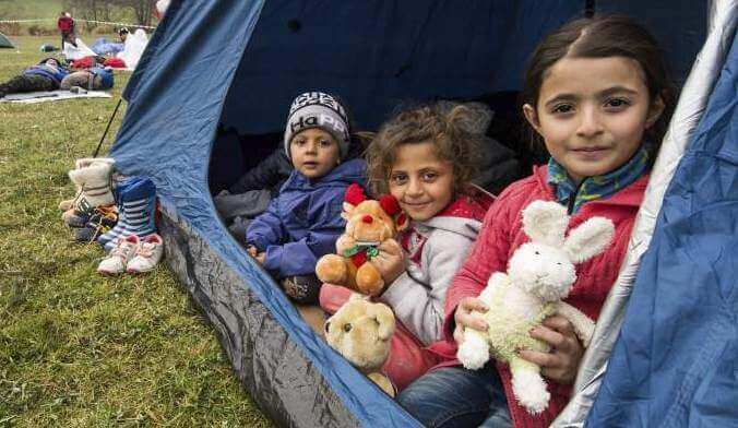 Pakolaislapset teltassa