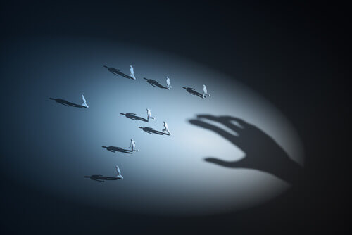 Käsi hamuilee ihmisiä