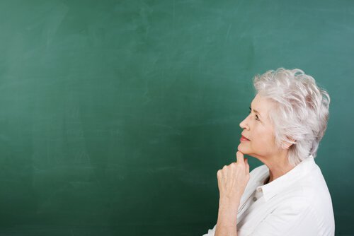 Nainen ajattelee vanhenemista