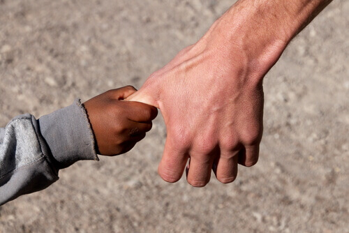 Lapsen ja aikuisen kädet yhdessä