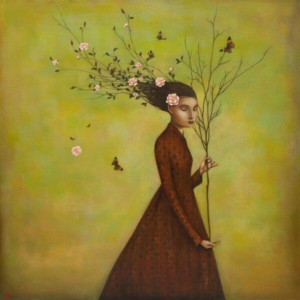 nainen pitelee oksaa