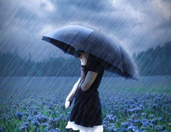 Nainen sateessa