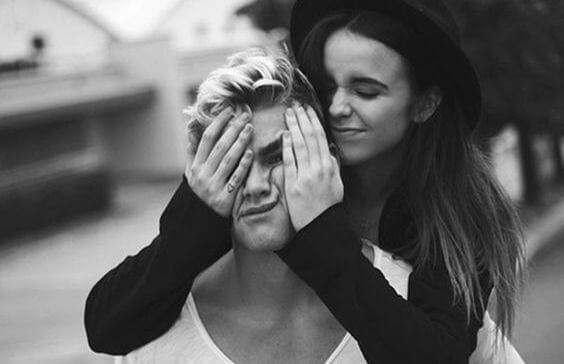 tyttö rutistaa pojan kasvoja