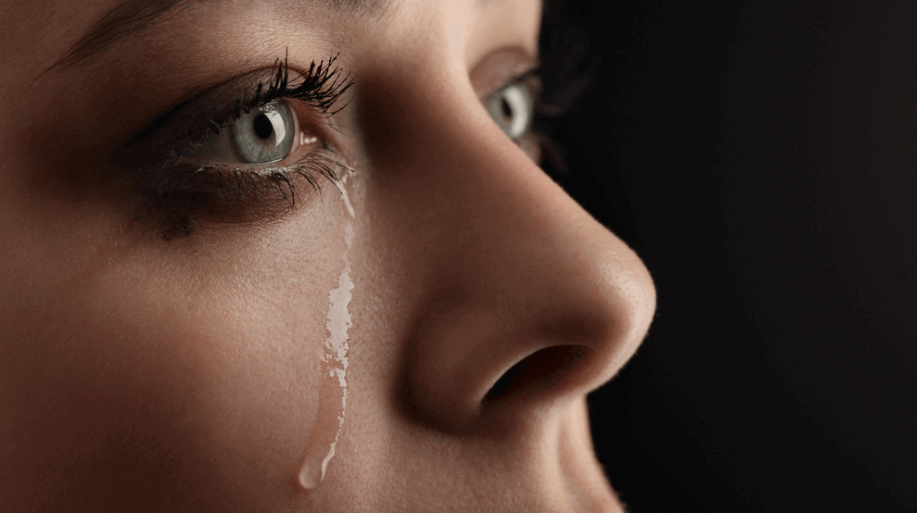itkeva nainen